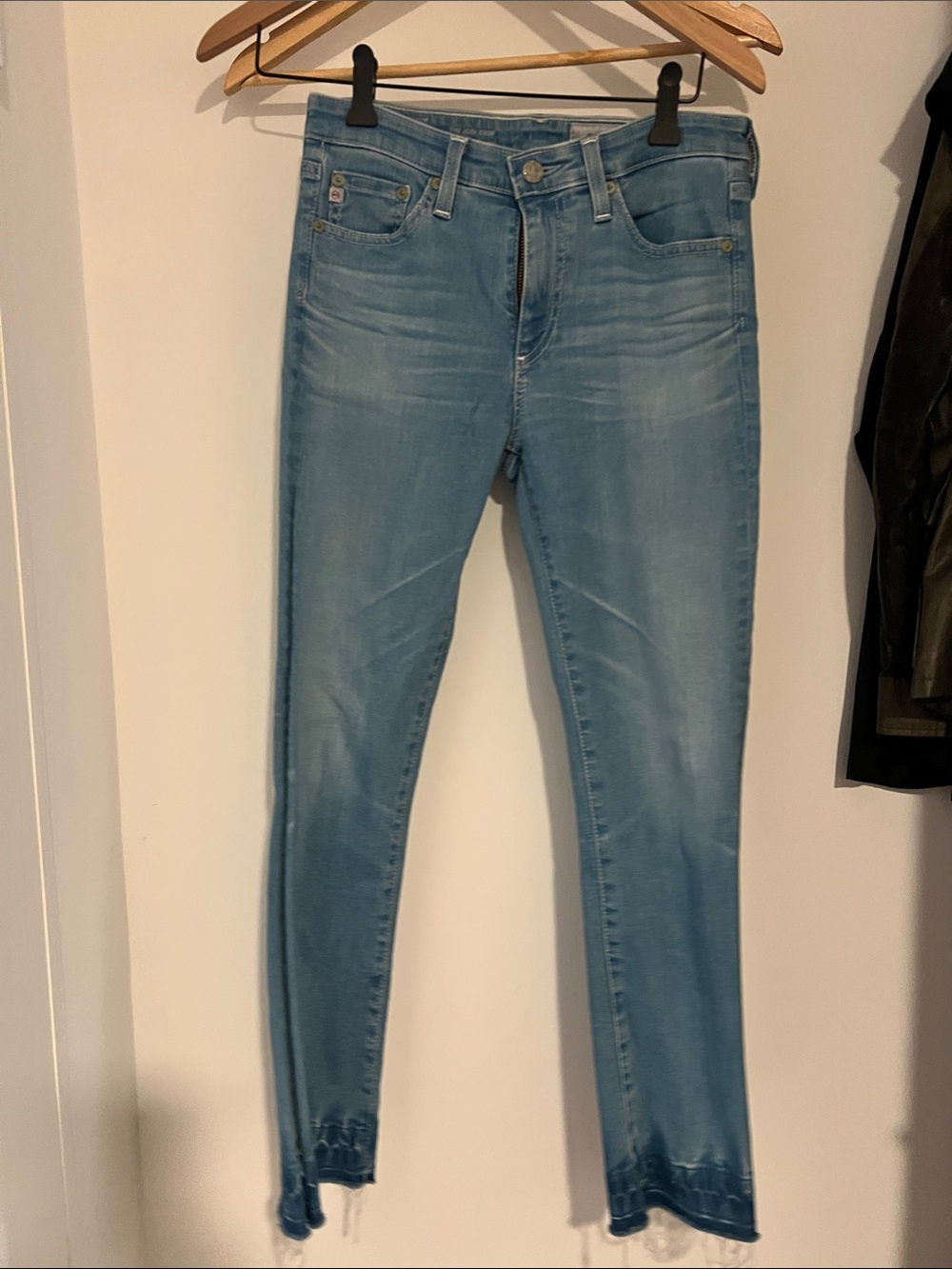 AG JODI CROP HIGH RISE SLIM FLARE CROP 26 NICE!